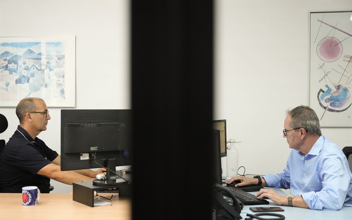 Equip tècnic de CSI treballant a l'oficina