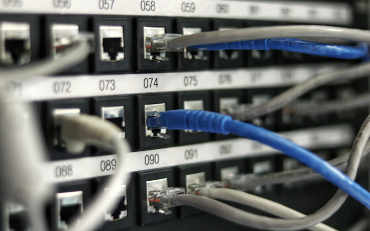 Panell de connexions de xarxa amb cables