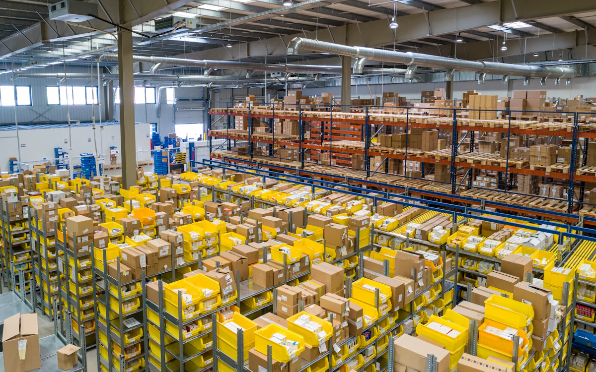Magatzem de distribució amb caixes i palets