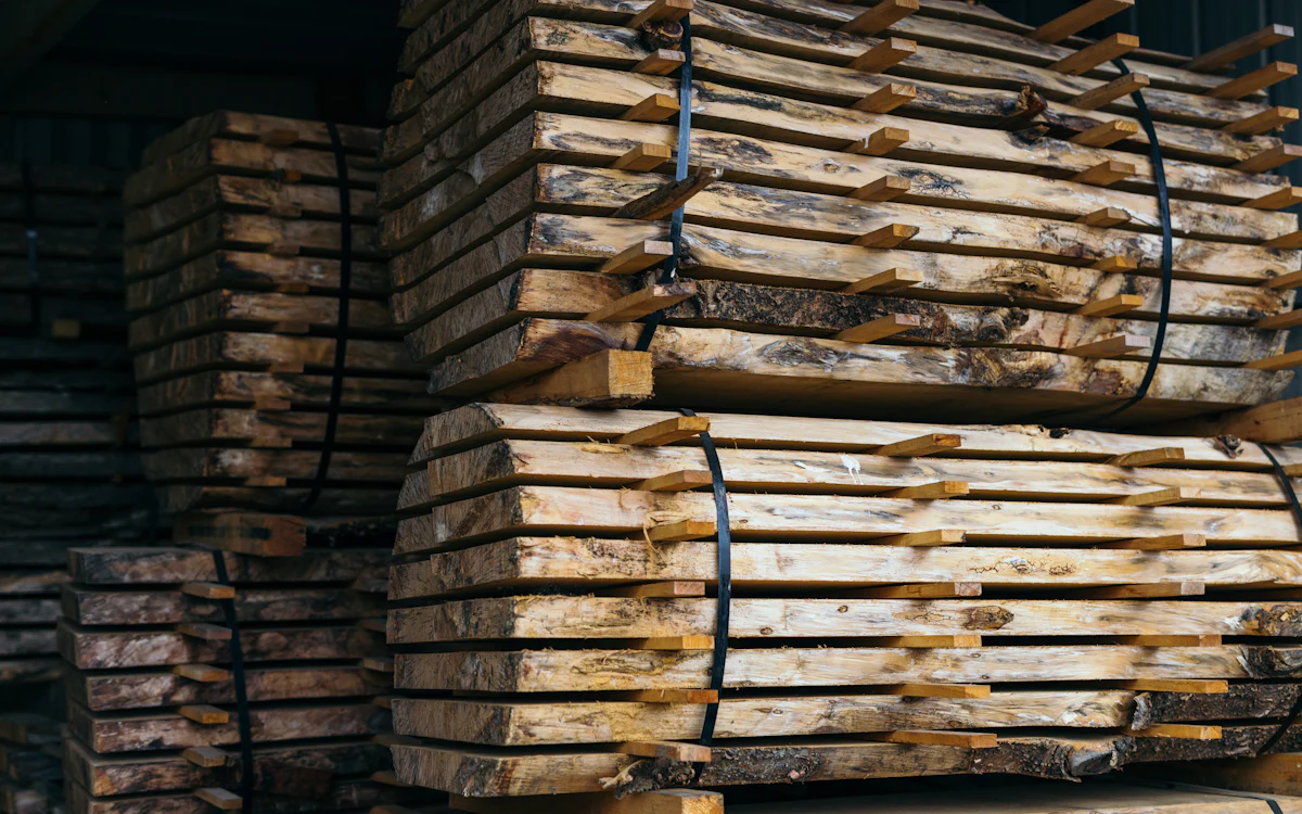 Paquetes de madera apilados en un almacén