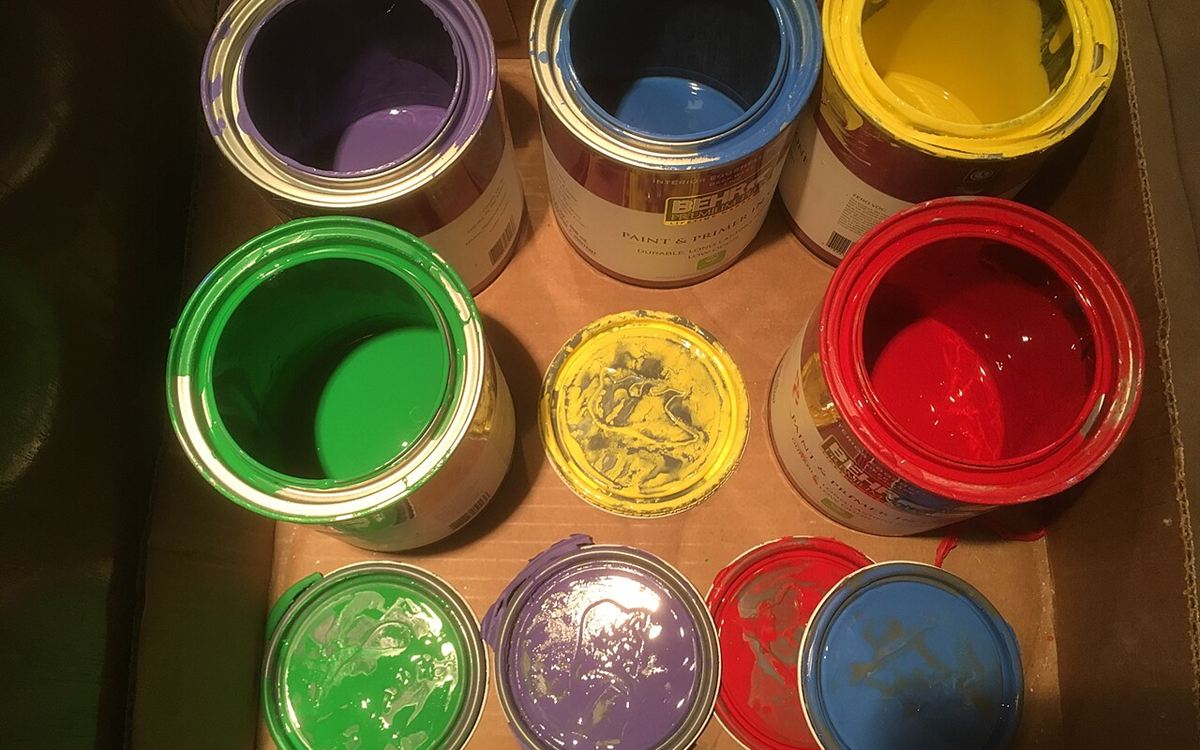 Pots de pintura oberts de diferents colors